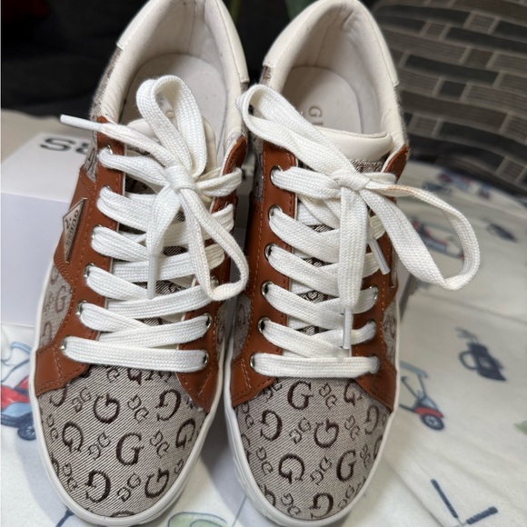 Guess Cream and Tan Casual Sneakers - Picture 9 of 12